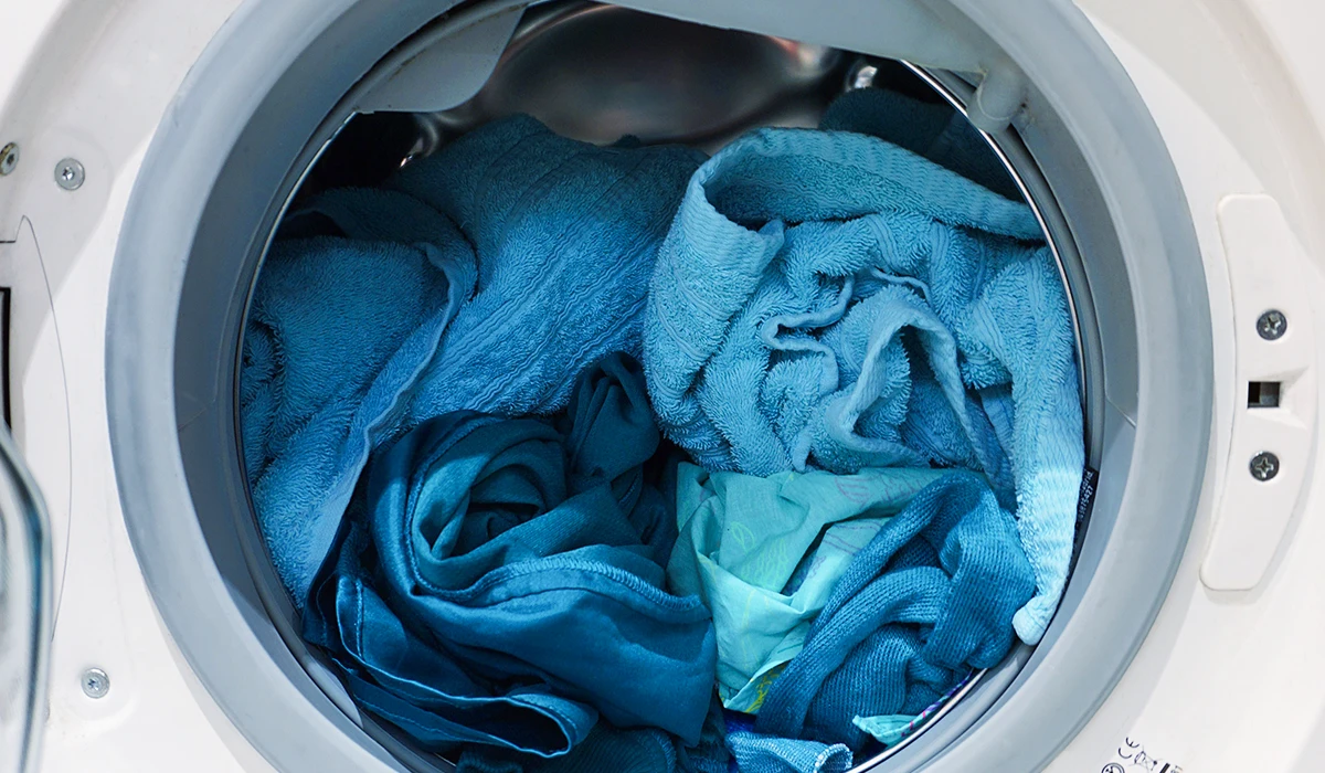 offene Waschmaschine mit Wäsche